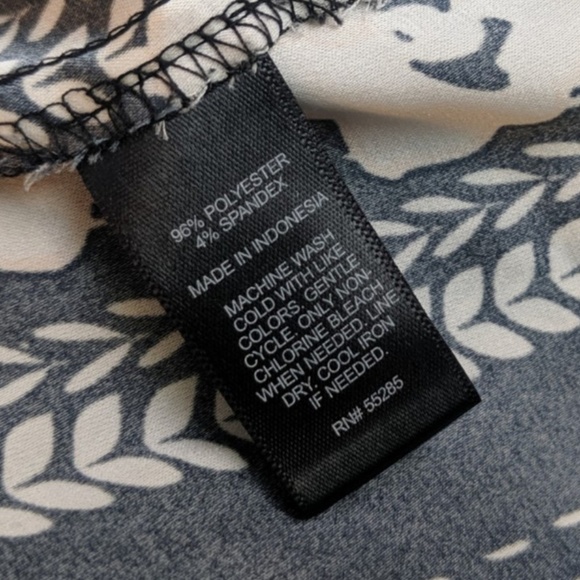 EXPRESS Womens Stretch Floral Short Sleeve Top - Picture 4 of 6